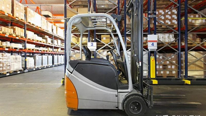 在物流仓储行业，许多企业在选择叉车吨位时，往往陷入以下误区：